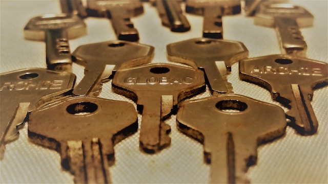 Image on several gold keys
